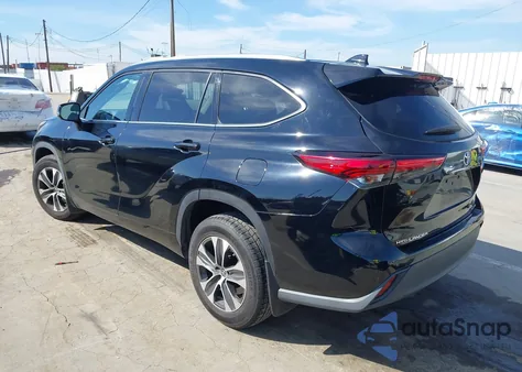 2021 Toyota Highlander Xle z USA, uszkodzony, nr VIN 5TDGZRBH9MS089470
